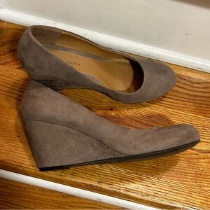 Chinese Laundry Taupe Light Tan Wedge Round Toe Heel Shoes 9.5 M